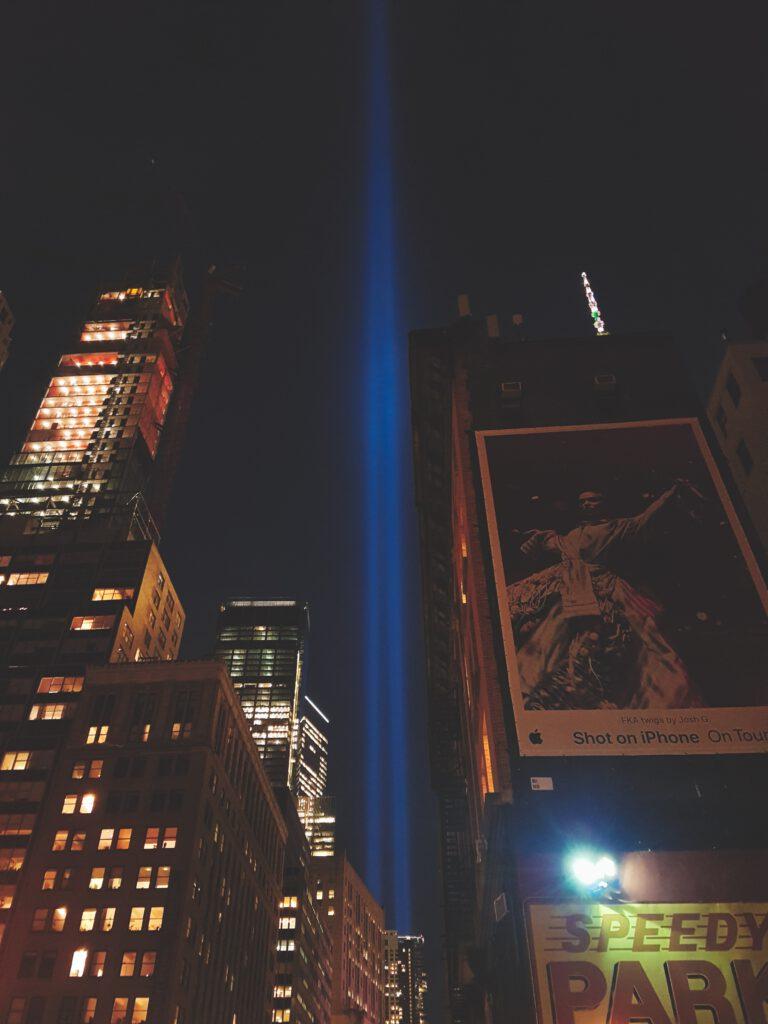 Blaue Lichstrahlen von oben nach unten die am 09.11 den Opfern des Anschlag auf die Twin Towers gedenken. Aus dem Artikel New York Reise 2019
