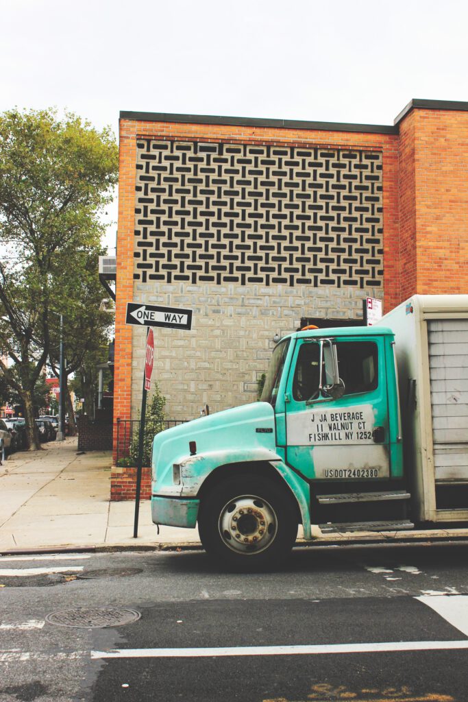 Bild in Hochformat von einem türkisen Truck der in Brooklyn steht.Aus dem Artikel New York Reise 2019
