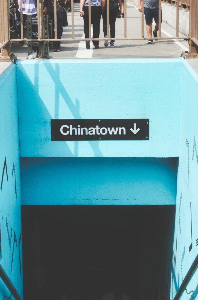 Türkiser Eingang Ubahn Chinatown in Manhatten aus dem Artikel New York Reise 2019