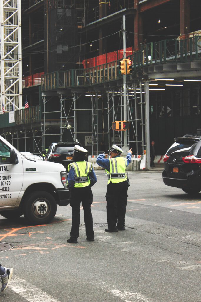 Bild im Hochformat das New Yorker Polizistinnen bem Regeln des Verkehrs zeigt. Aus dem Artikel New York Reise 2019