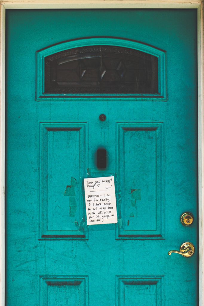Bild einer türkisen Tür mit Zettel für den UPS-Fahrer, dass sie Zuhause ist und er bitte klingeln soll.Aus dem Artikel New York Reise 2019