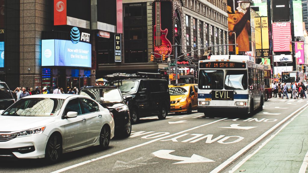 Bild im Querformat vom New York Traffic in der Nähe des Times Square. Aus dem Artikel New York Reise 2019