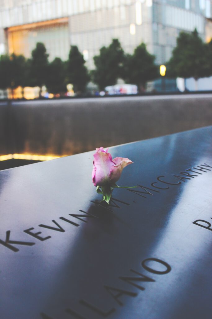 Eine Rose steckt in dem ausgestanzten Namen am Denkmal der Twin Towers. Aus dem Artikel New York Reise 2019