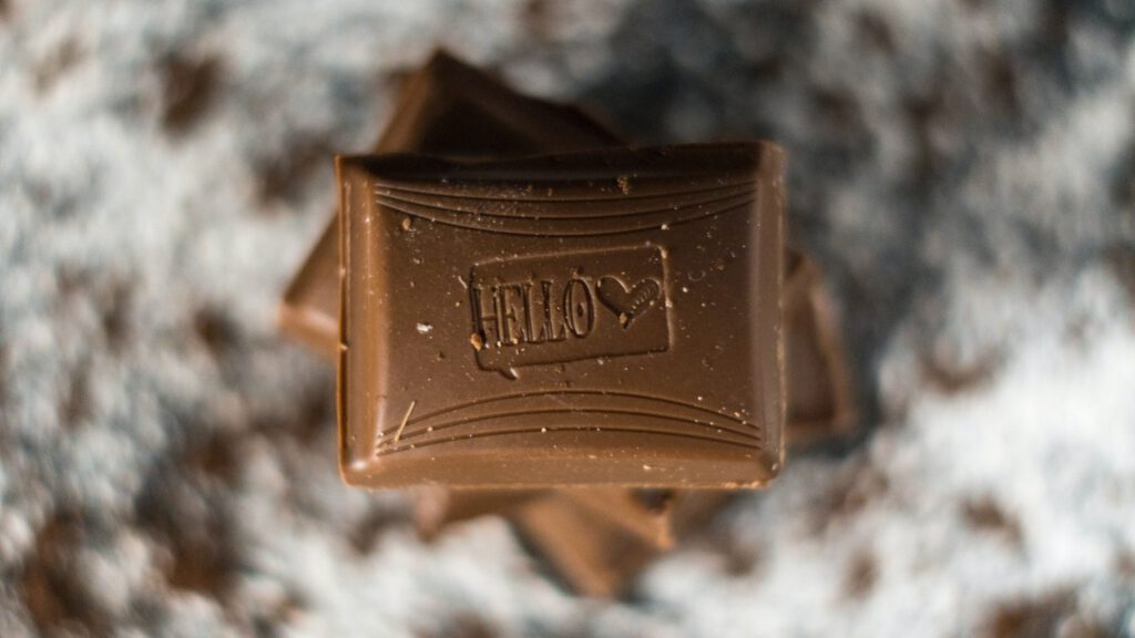 1 Stapel Schokoladenstücke von oben fotografiert. Aus dem Artikel: Intervallfasten Pro und Contra