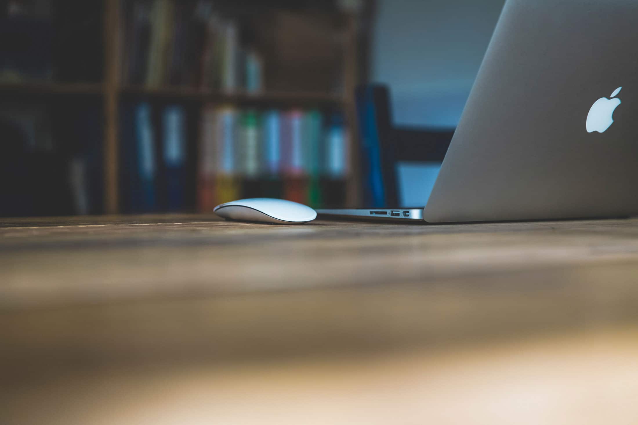 Laptop Apple mit Maus auf Tisch für Studium und Ausbildung