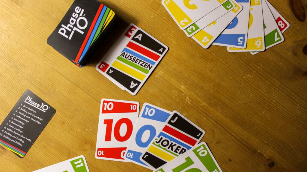 Das Kartenspiel Phase 10 von oben fotografiert. Aus dem Artikel: Unsere Top 5 Gesellschaftsspiele gegen Langeweile