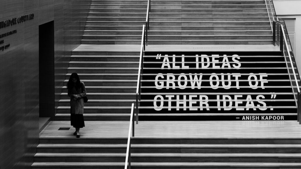 Schwarz weiß Foto von einer Treppe auf der "All ideas grow out of other ideas gemalt steht. Aus dem Artikel: So ist mein Job als Social Media Managerin – 24/7 online?