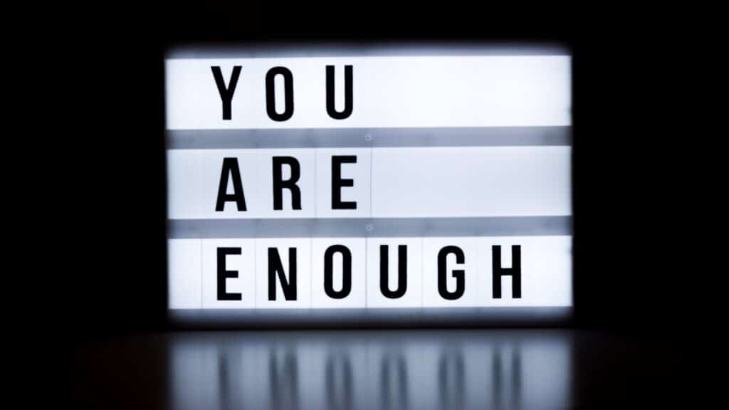 Textbox mit Licht auf der steht "you are enough". Aus dem Artikel: Warum wir aufhören sollten, für andere Menschen zu denken.