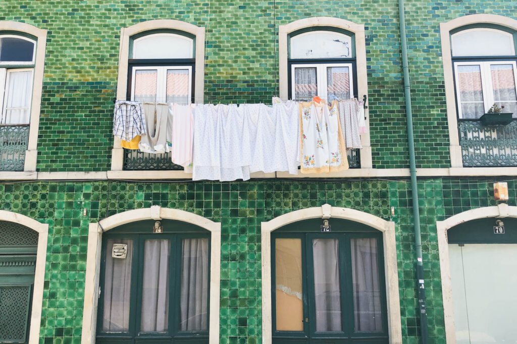 Wäscheleine vor altem Haus in Lissabon, Portugal
