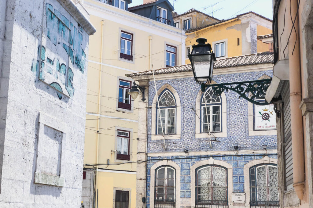 Blick auf Häuser in Lissabon, Portugal