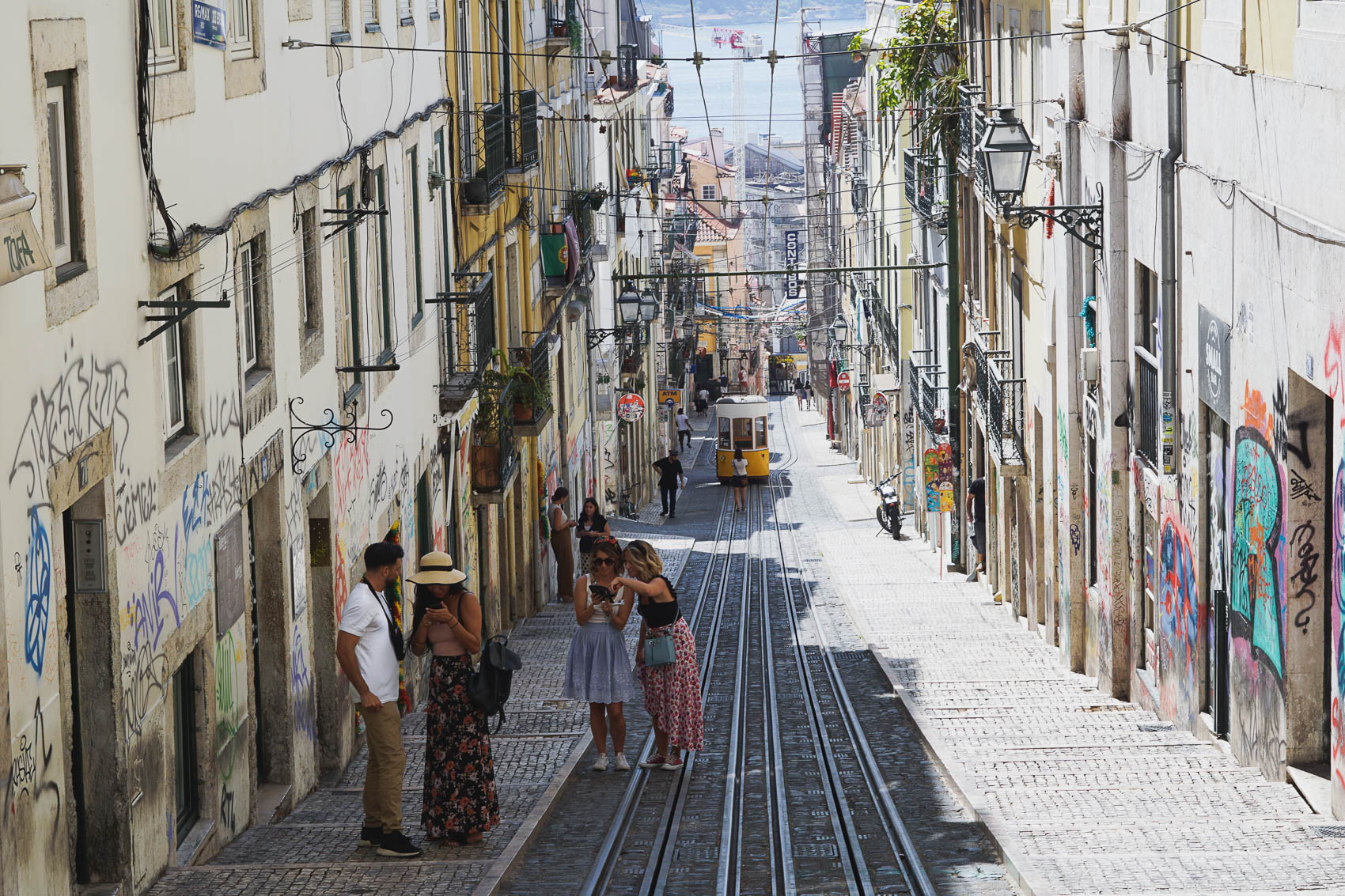 Blick in Straßenflucht in Lissabon