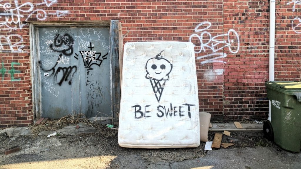 Foto von Matratze auf der mit Graffiti Be sweet Gespüht wurde. Aus dem Artikel: So ist mein Job als Social Media Managerin – 24/7 online?