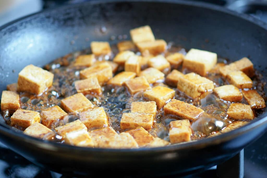 Gebratener Tofu in Teriyaki-Sauce. Aus dem Artikel Shoyu Ramen mit Teriyaki Tofu – schnell und lecker