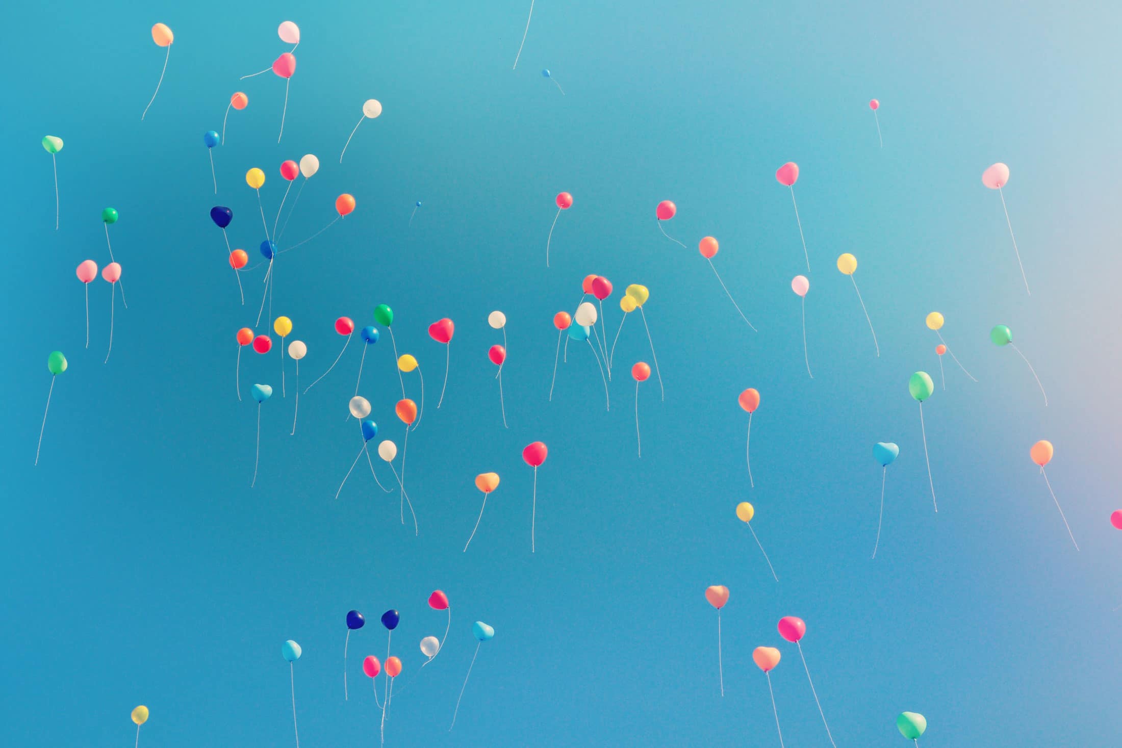 Luftballons vor blauem Himmel. Titelbild von Gendern im Alltag – mitgemeint ist nicht mitgedacht