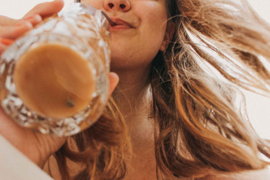 Junge Frau die Eiscafe trinkt. Aus dem Artikel: 28 Dinge auf die wir uns im Sommer freuen