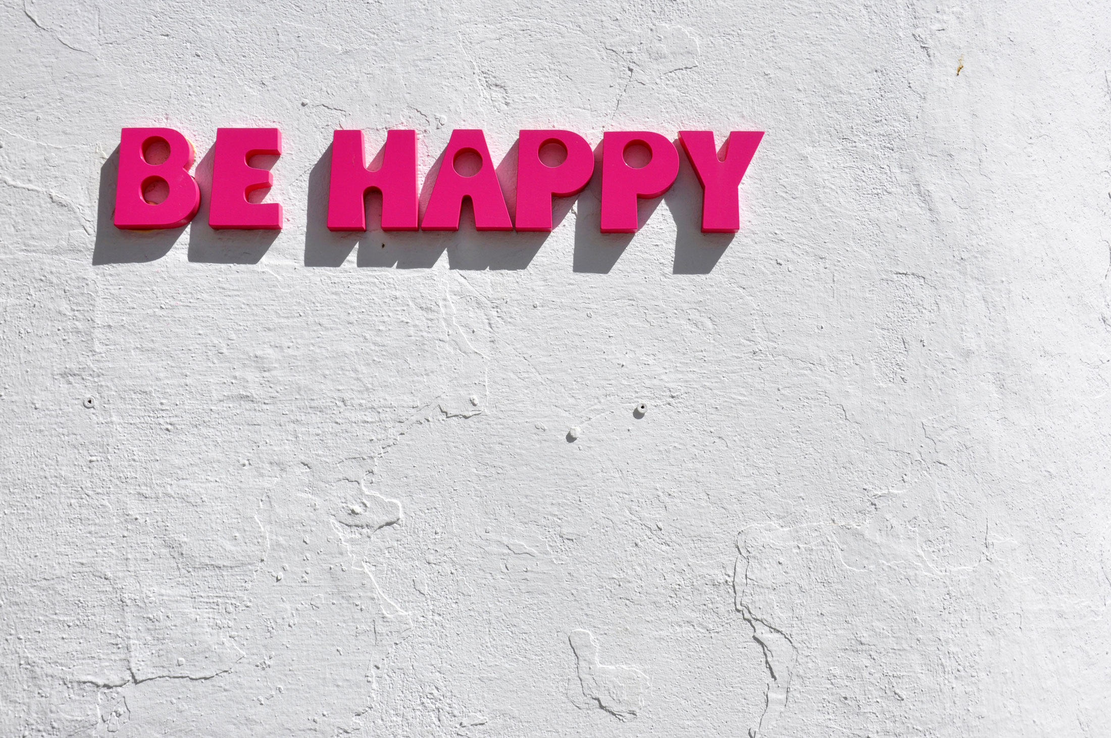 Schriftzug Be Happy Titelbild Glück im Alltag – Top 5 Dinge, die uns glücklich machen