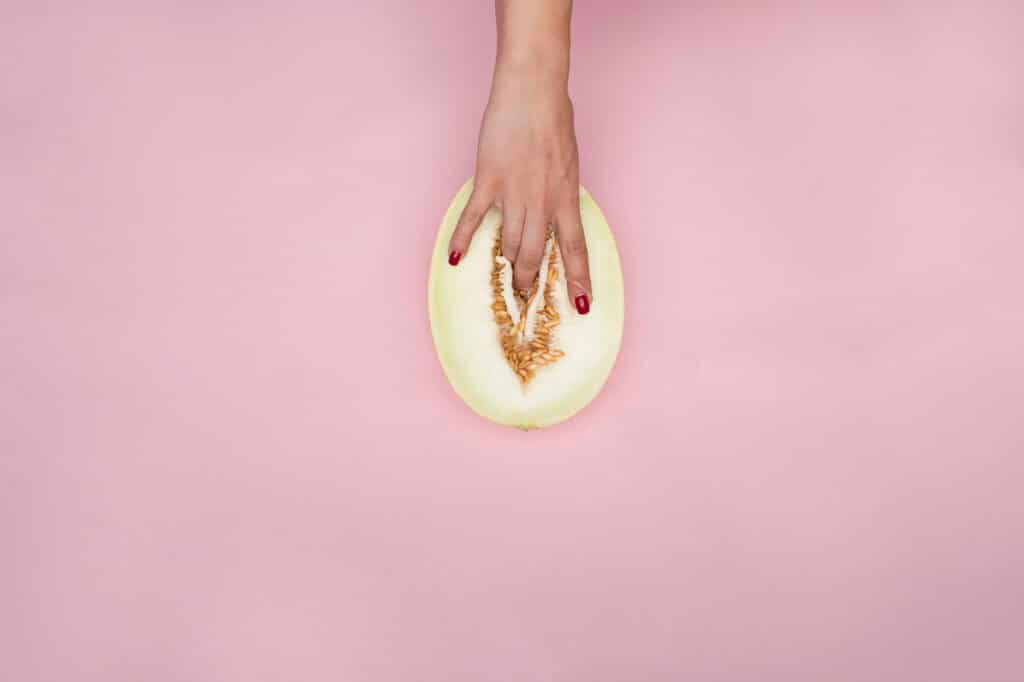 weibliche Hand in Melone aus dem Artikel Glück im Alltag – Top 5 Dinge, die uns glücklich machen