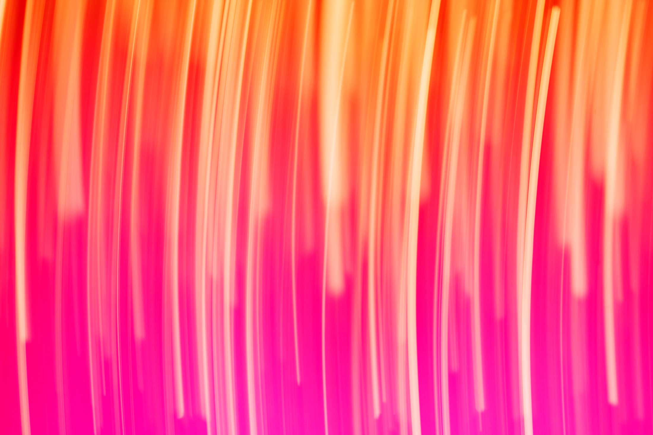 verschwommenes Bild von lichtern auf rosa und orangefarbenem Hintergrund. Aus dem Artikel: ADHS Awareness Month – für dich ein Monat, für mich 12